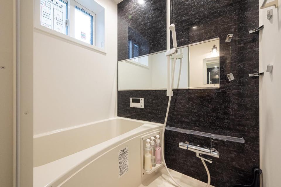 Petanige今里 新築戸建一棟貸！駅徒歩2分！南海電車8分！無料駐車場有！ Vacation rental in Osaka