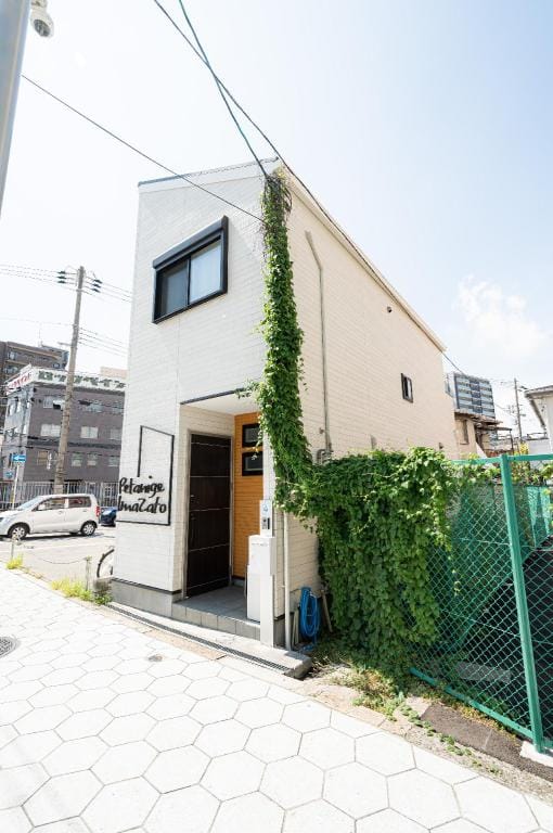 Petanige今里 新築戸建一棟貸！駅徒歩2分！南海電車8分！無料駐車場有！ Vacation rental in Osaka