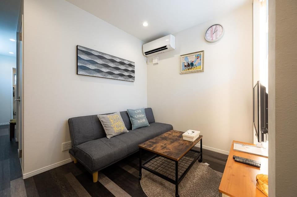 Petanige今里 新築戸建一棟貸！駅徒歩2分！南海電車8分！無料駐車場有！ Vacation rental in Osaka