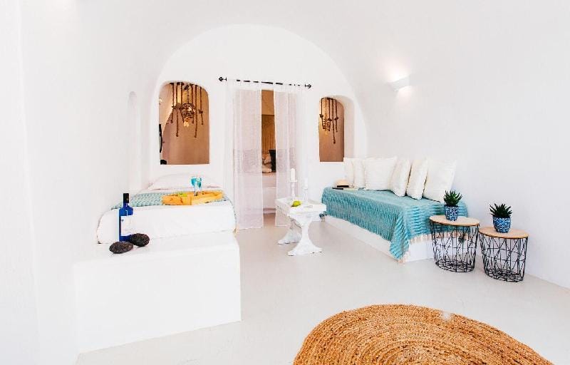 Blessed blue boutique Cave Suite in the  caldera Villa in Oia