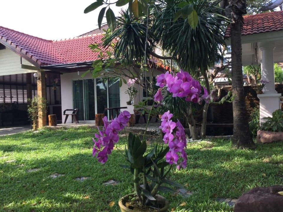 Serene Home-private corner Vacation rental in Bangkok