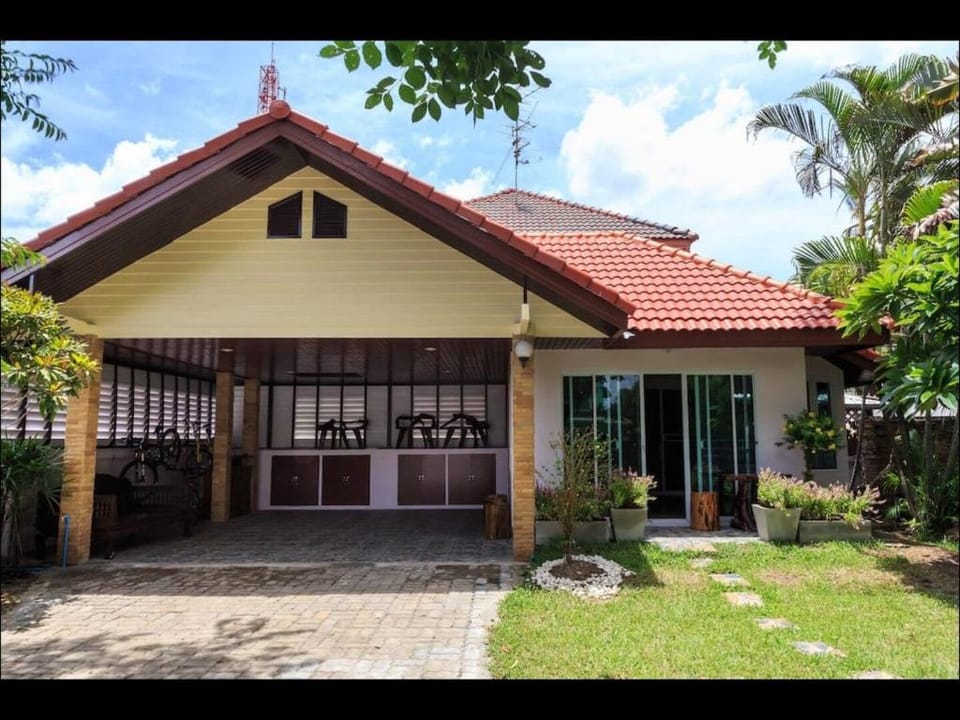 Serene Home-private corner Vacation rental in Bangkok