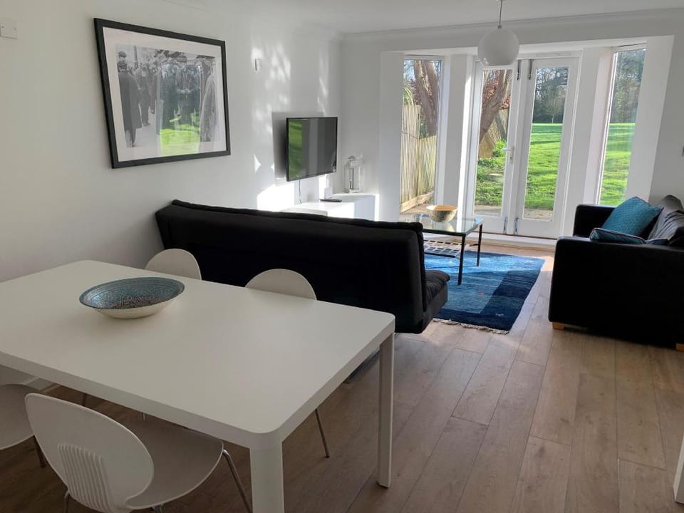 Beautiful Windsor 2/3 Bedroom Flat -Private Estate Apartment in Windsor