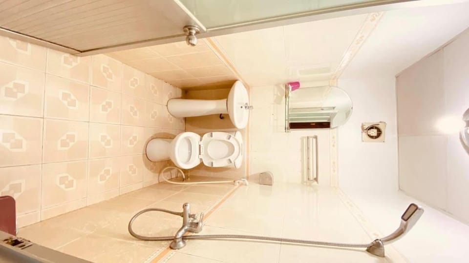 Khách Sạn 7 Ngôi Sao - Phòng 2 Giường Apartment in Ho Chi Minh City