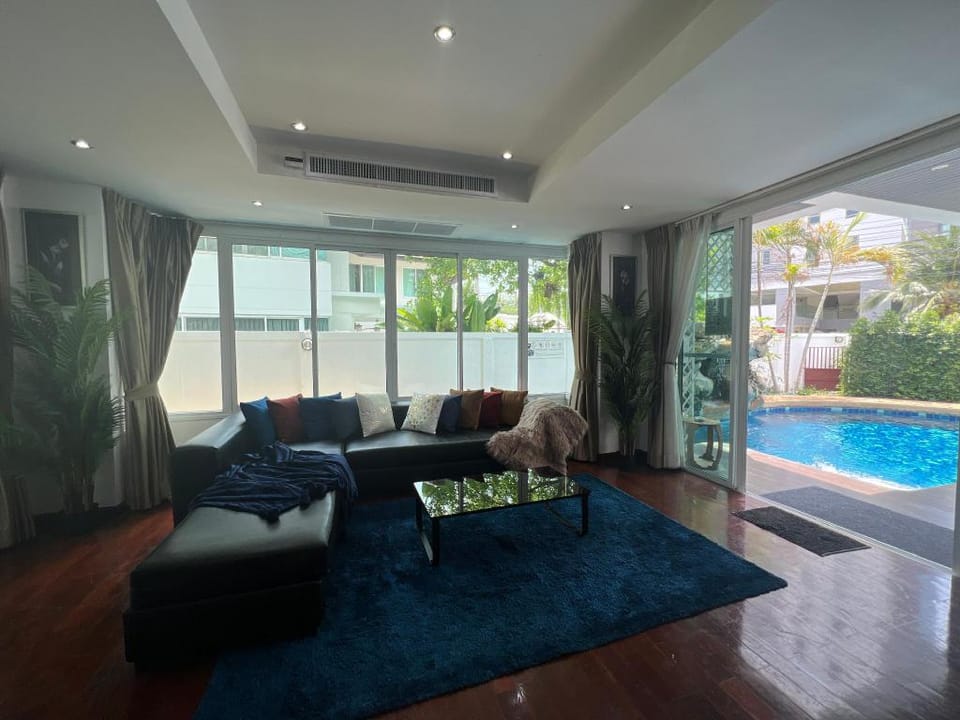 PARADISE Pool Villa Pattaya 6 Bedroom Villa in Pattaya City