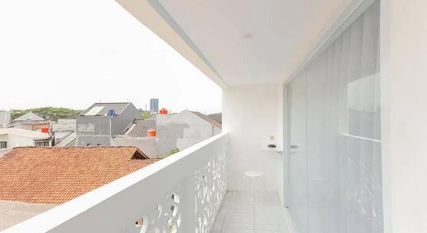 KoolKost Syariah near Bintaro Jaya Xchange Bed and Breakfast in Jakarta