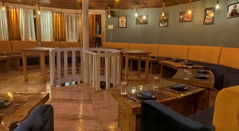 Rooftop Cottages & Restaurant, Pangot Hotel in Uttarakhand