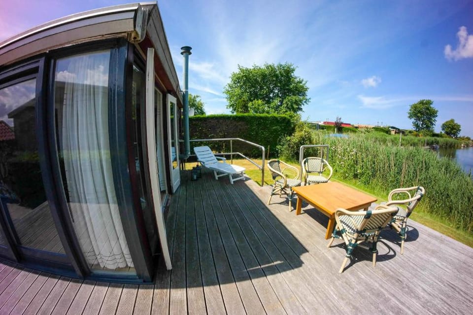 Special holiday home a quiet location in front of the dike directly on the Lauwe Chalet in Anjum