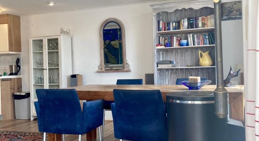 Special holiday home a quiet location in front of the dike directly on the Lauwe Chalet in Anjum