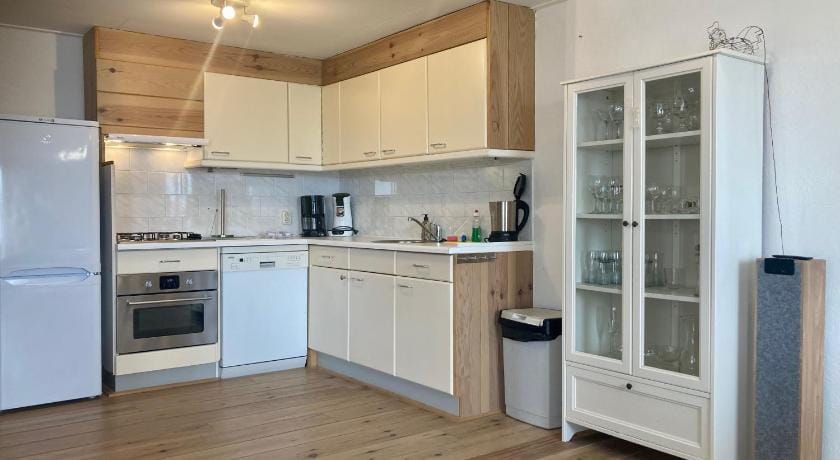 Special holiday home a quiet location in front of the dike directly on the Lauwe Chalet in Anjum