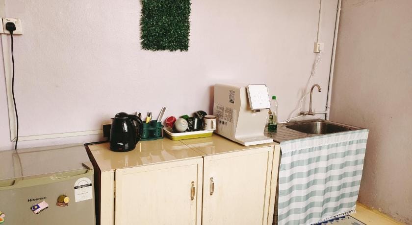 TWO SINGLE BED WITH SHARED BATHROOMS (ROOM ONLY) Vacation rental in Penang