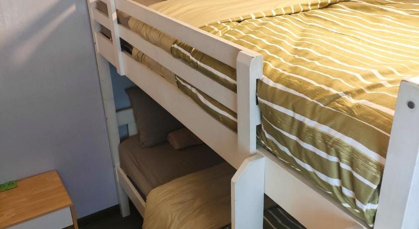 TWO SINGLE BED WITH SHARED BATHROOMS (ROOM ONLY) Vacation rental in Penang