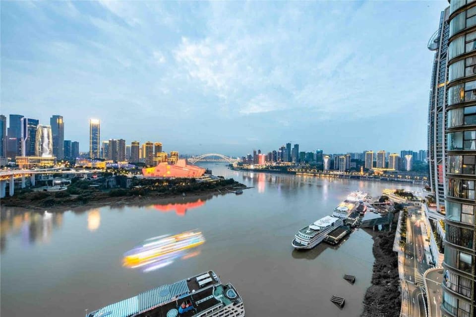 S轻奢高层全江景看两江交汇3分钟网红景点洪崖洞来福士 5分钟解放碑长江索道270º落地窗投影机麻房 Apartment in China