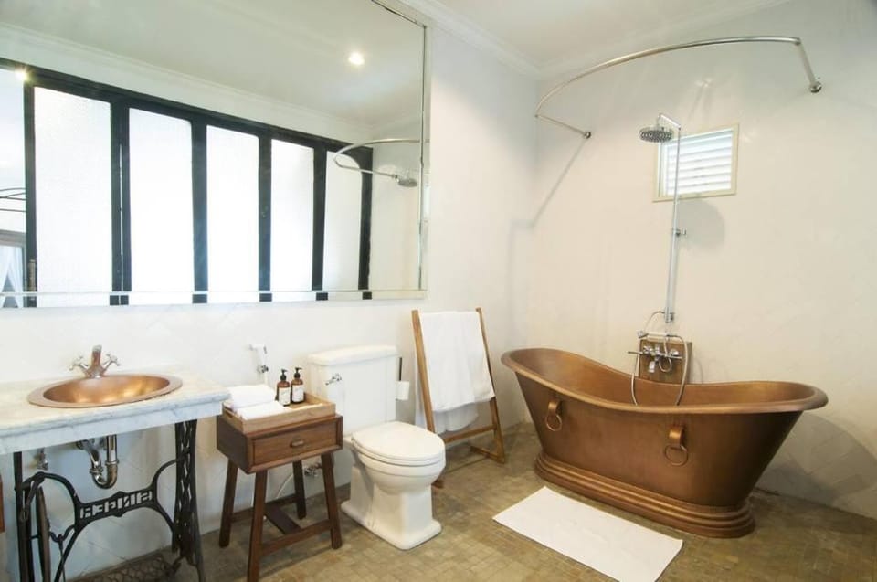 SixteenBR Colonial Stay, 15 Min Walkto the Beach Vacation rental in North Kuta