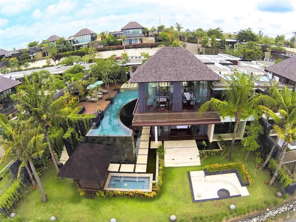 Villa Aum, 5 Bedrooms Usage Villa in Bali