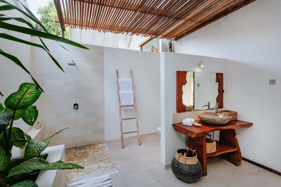 Villa Amaya, 6 Bedrooms Usage Villa in Kuta