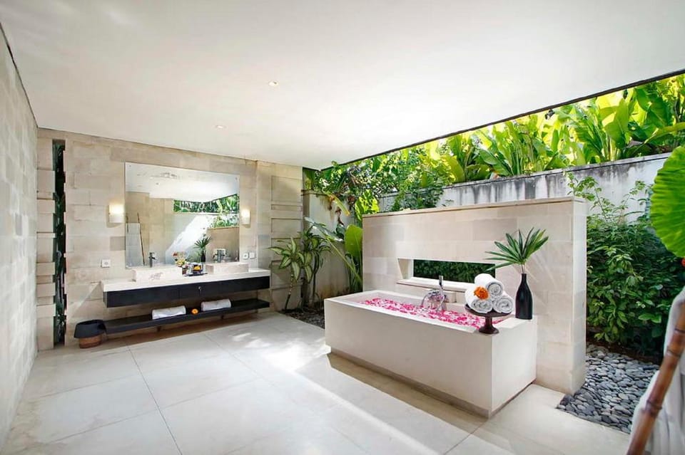 Villa Mona, 4 Bedrooms Usage Villa in North Kuta