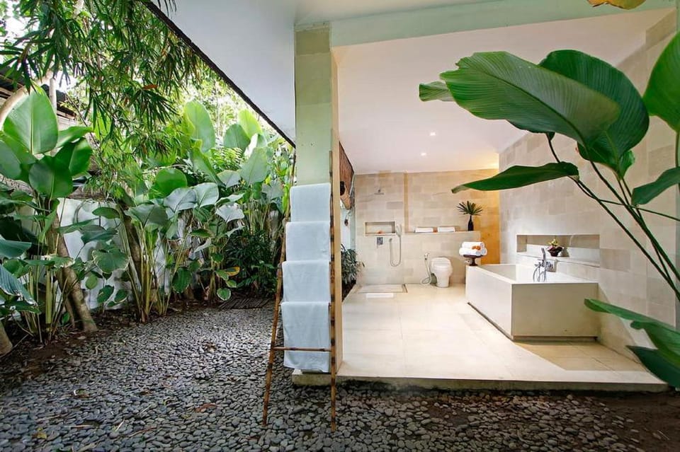 Villa Mona, 3 Bedrooms Usage Villa in North Kuta