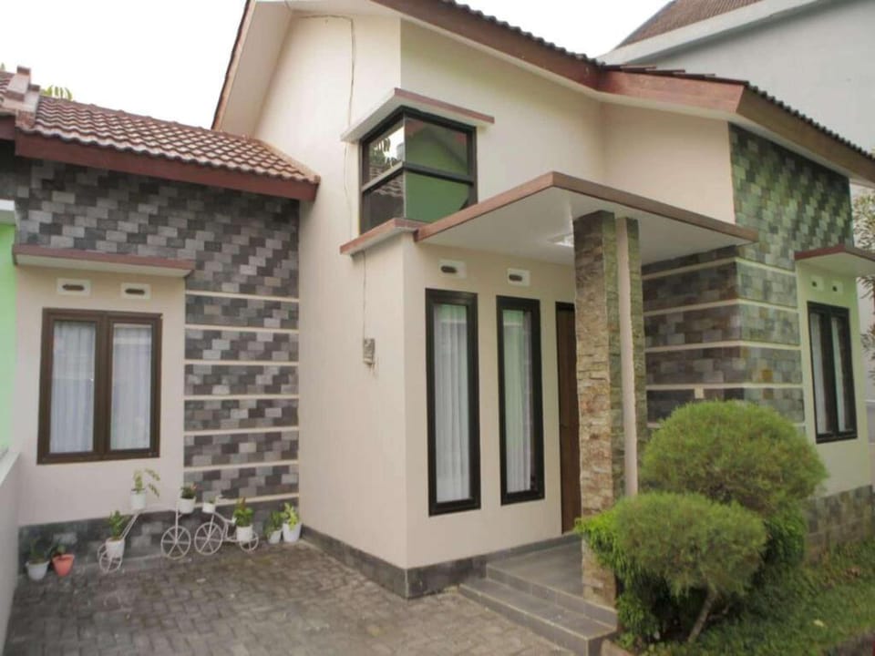 Petit Tour Villa Villa in Batu