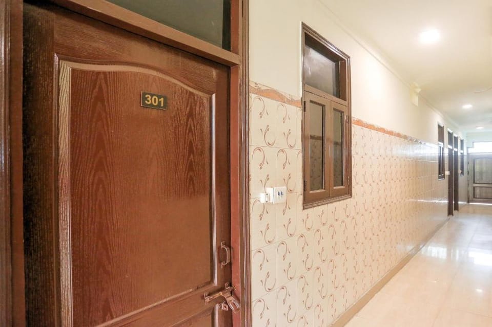 Super Hotel O Shri Sai Guest House Hotel in Delhi