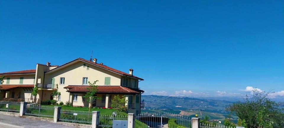Villa Bellavista Alba, B&B Bed and Breakfast in Liguria