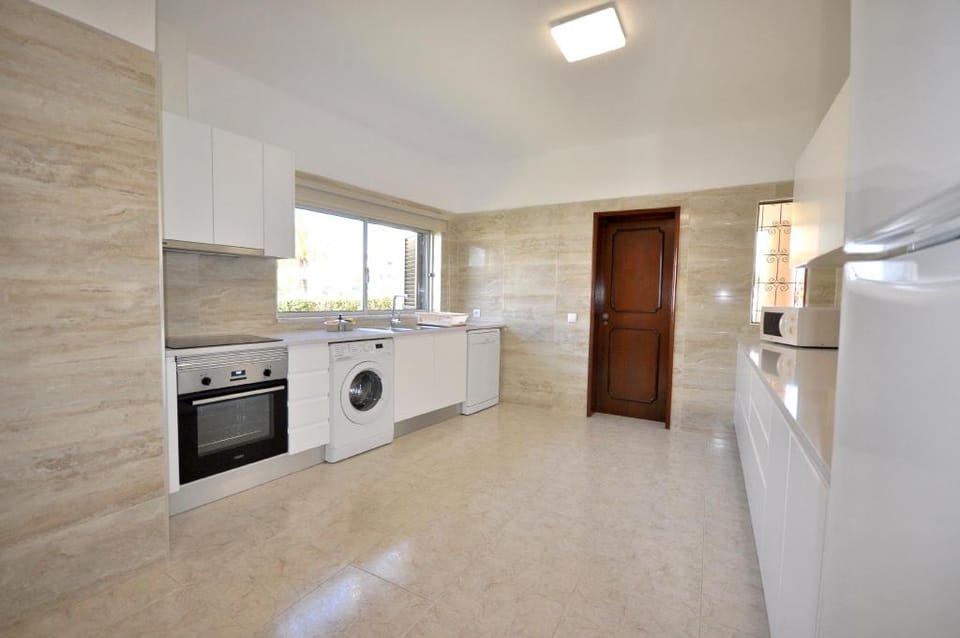 Old Village Area and close to all amenities Villa in Quarteira