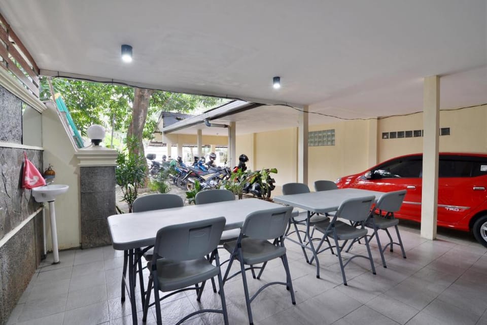 555 Nangka Guest House Hotel in South Jakarta City