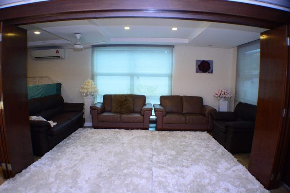 PANDORA SPRING VILLA [PRIVATE POOL, BBQ, SNOOKER]⭐ Villa in Federal Territory of Kuala Lumpur