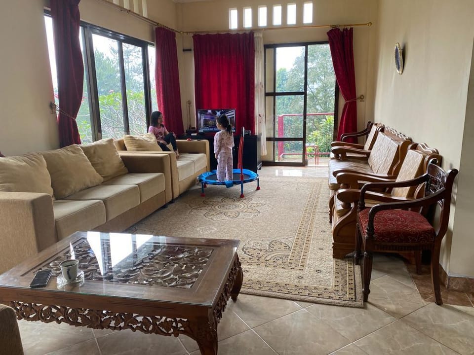 Family LUX Villa Villa in Cisarua