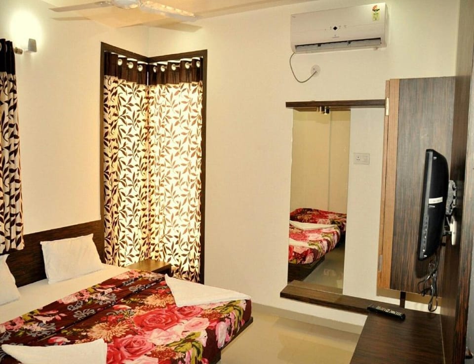 Stay at Mayank and Get Free Airport Drop Vacation rental in New Delhi