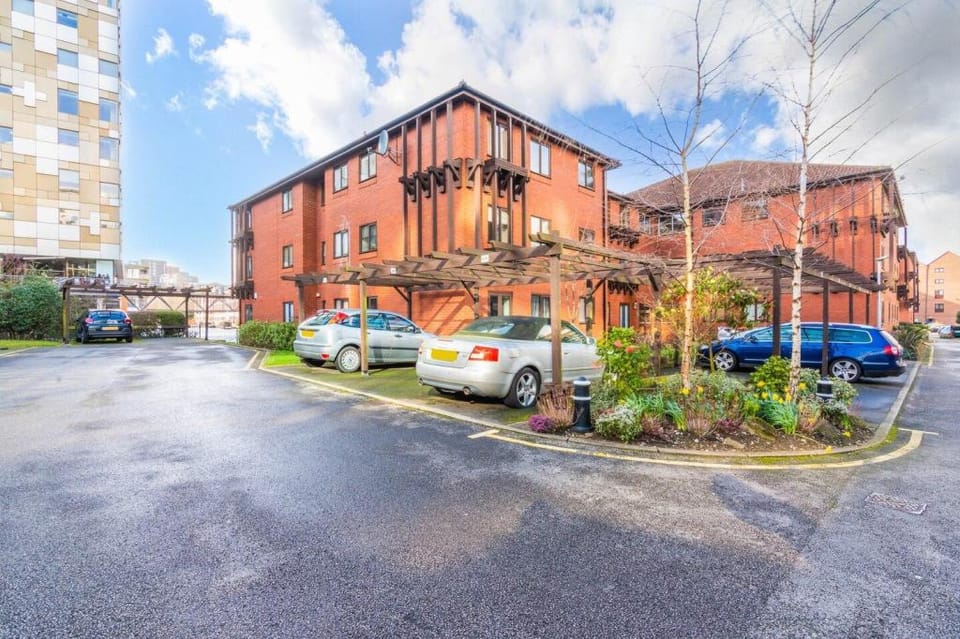 Xclusive Living Stay in City Centre, Kings Court Apartment in Birmingham