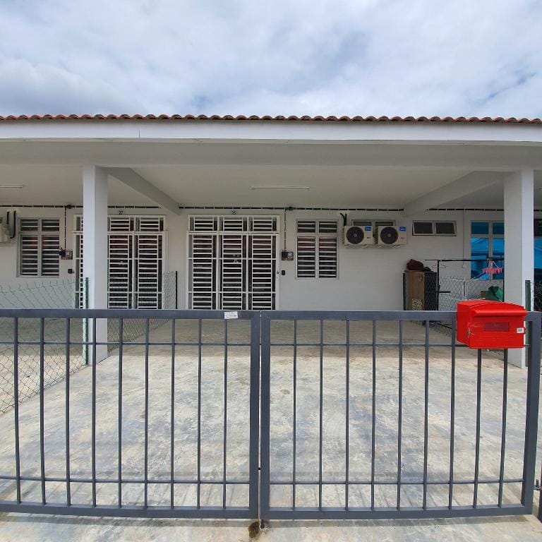 HOMESTAY ALONG, KUANTAN. Vacation rental in Pahang, Malaysia