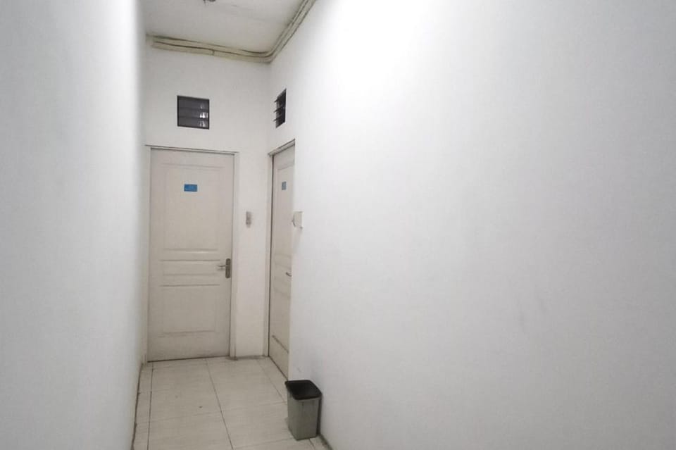 RedDoorz Syariah near RS Siti Khodijah Sepanjang Hotel in Surabaya