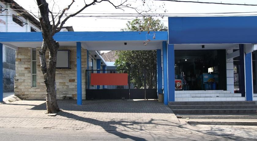 RedDoorz near Stasiun Lawang Bed and Breakfast in East Java