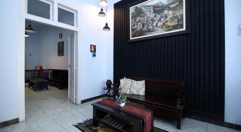 RedDoorz near Stasiun Lawang Bed and Breakfast in East Java