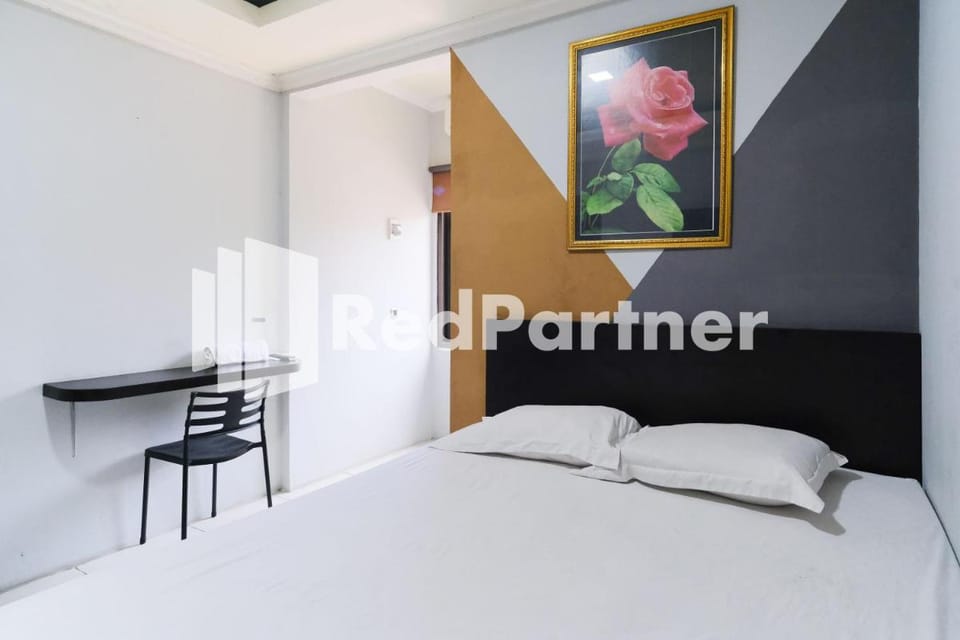 Dea Homestay Syariah at Kertomenanggal Surabaya Mitra RedDoorz Vacation rental in Surabaya