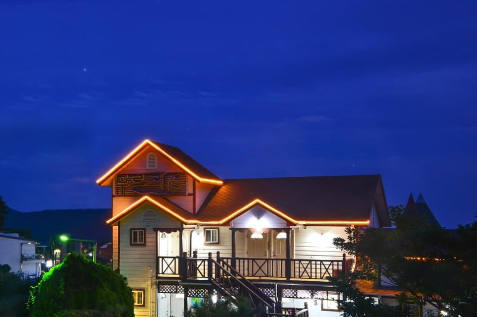 Geoje PurenNeoul Pension Bed and Breakfast in South Korea