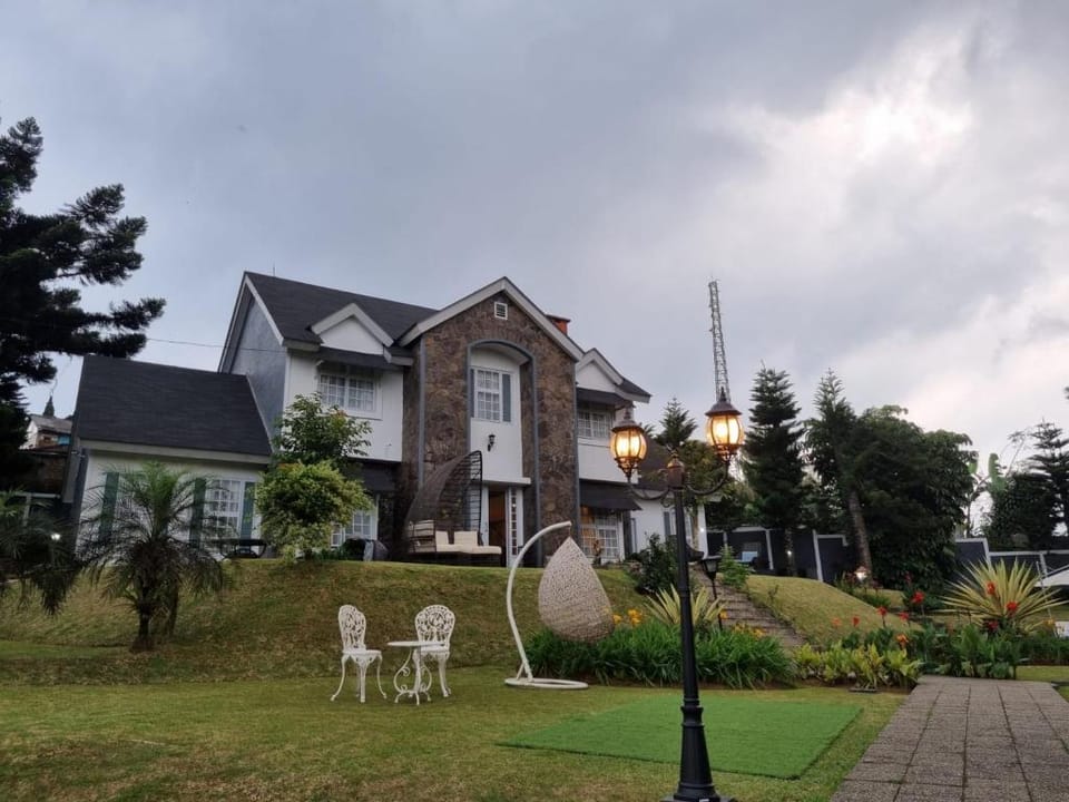 Villa Chrisantum Cisarua - Private Luxury Escape Villa in Cisarua