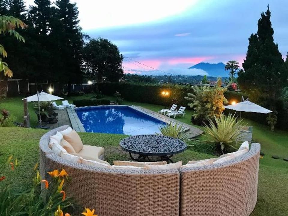 Villa Chrisantum Cisarua - Private Luxury Escape Villa in Cisarua