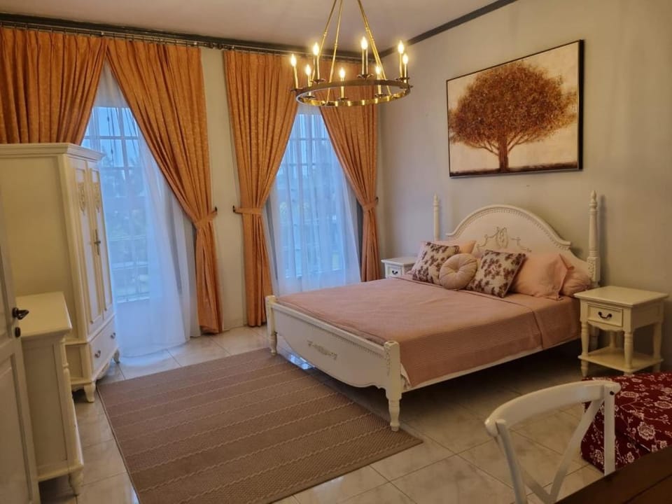 Villa Chrisantum Cisarua - Private Luxury Escape Villa in Cisarua