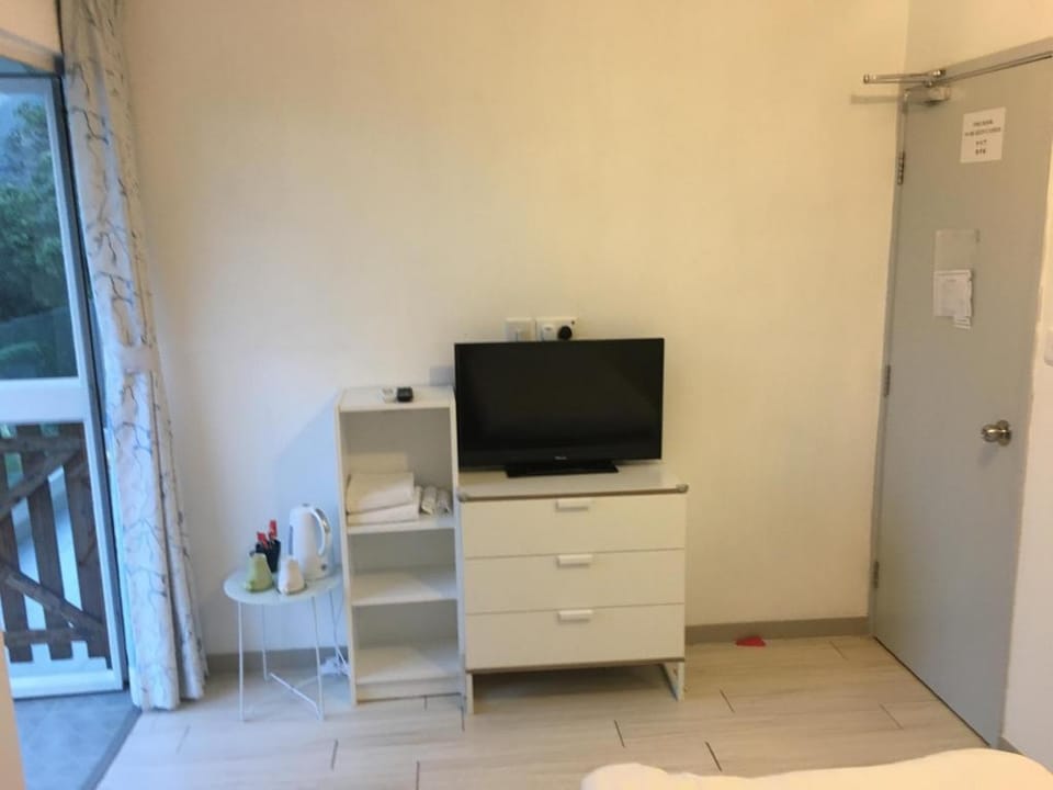 Twin Bed Room with Balcony Apartment in Hong Kong