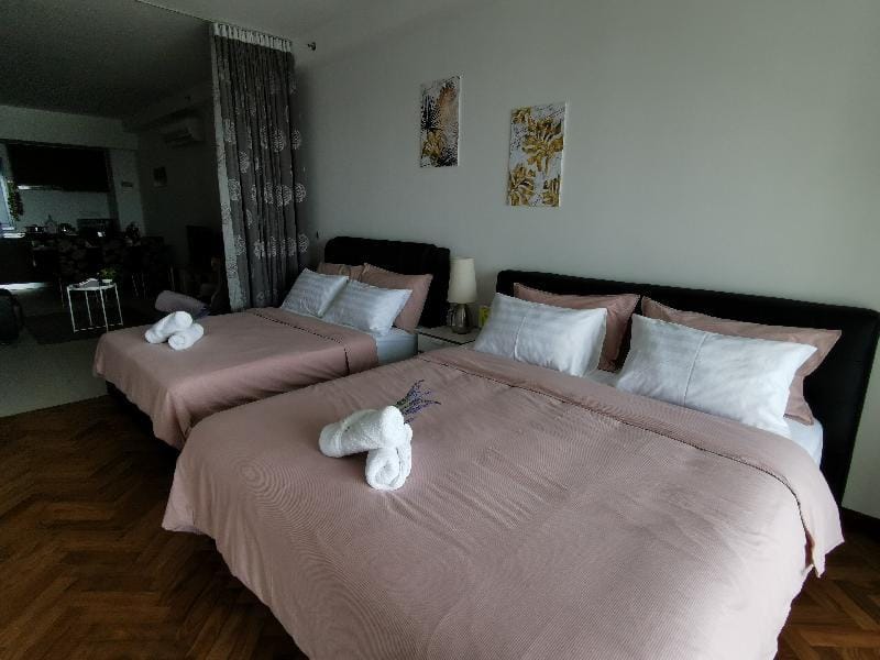 LM Lovely Seaview King Suite# Netflix#EV Charger Apartment in Tanjung Bungah