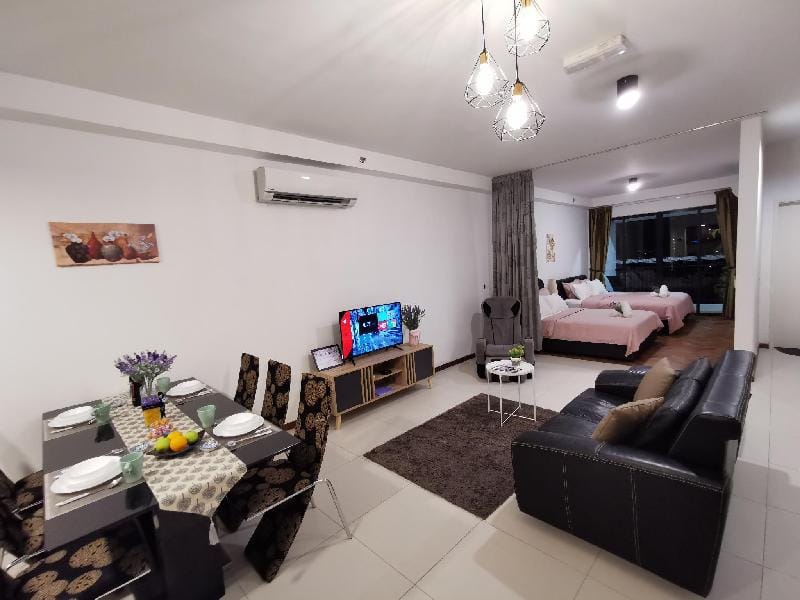 LM Lovely Seaview King Suite# Netflix#EV Charger Apartment in Tanjung Bungah