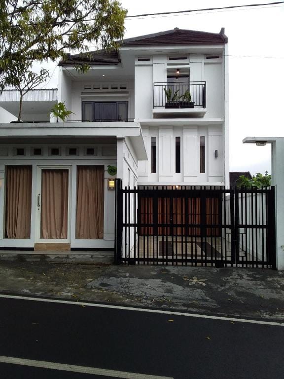 White Guest House Villa in Batu