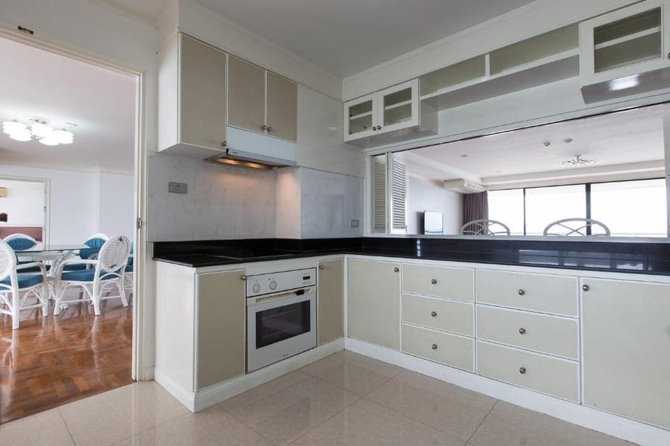 Spacious 4 BR with spectacular ocean & city view Apartment in Pattaya City