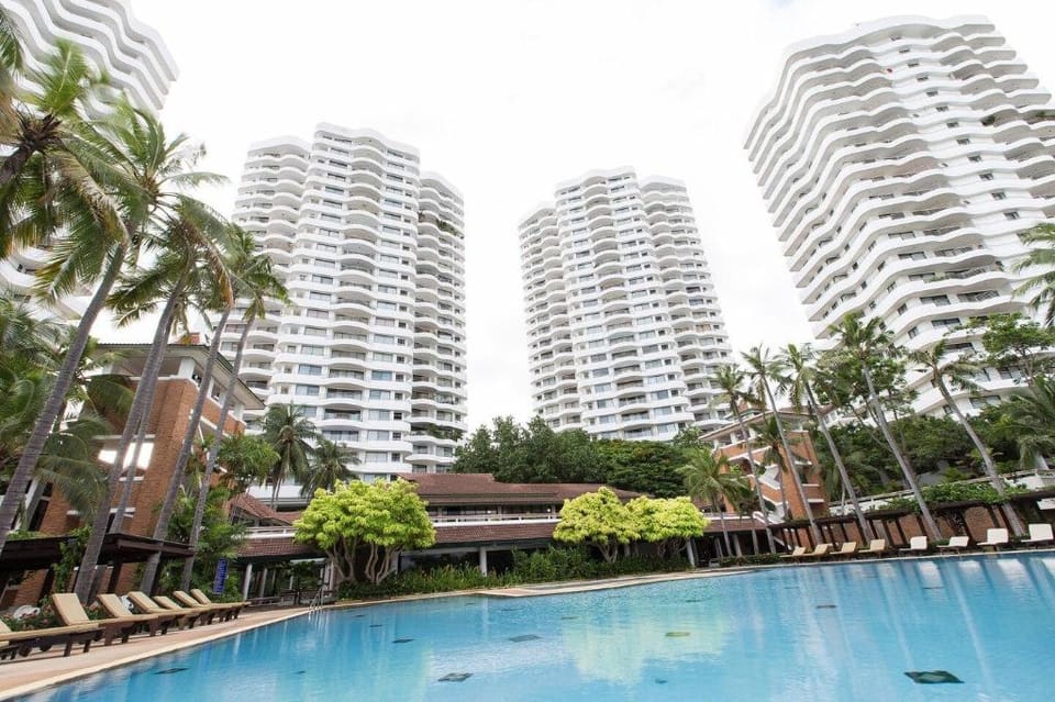 Spacious 4 BR with spectacular ocean & city view Apartment in Pattaya City