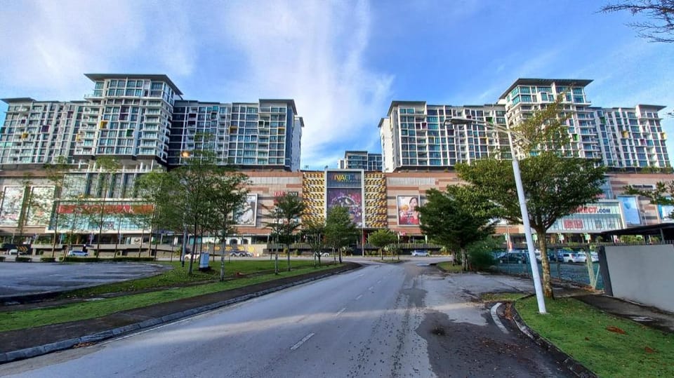 King Bed, Full Kitchen, Sanitized: Jazz 2 Apartment in Kuching