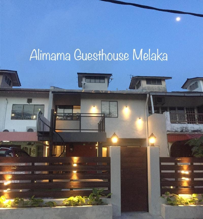 Alimama Guesthouse Melaka With Balcony  Vacation rental in Malacca