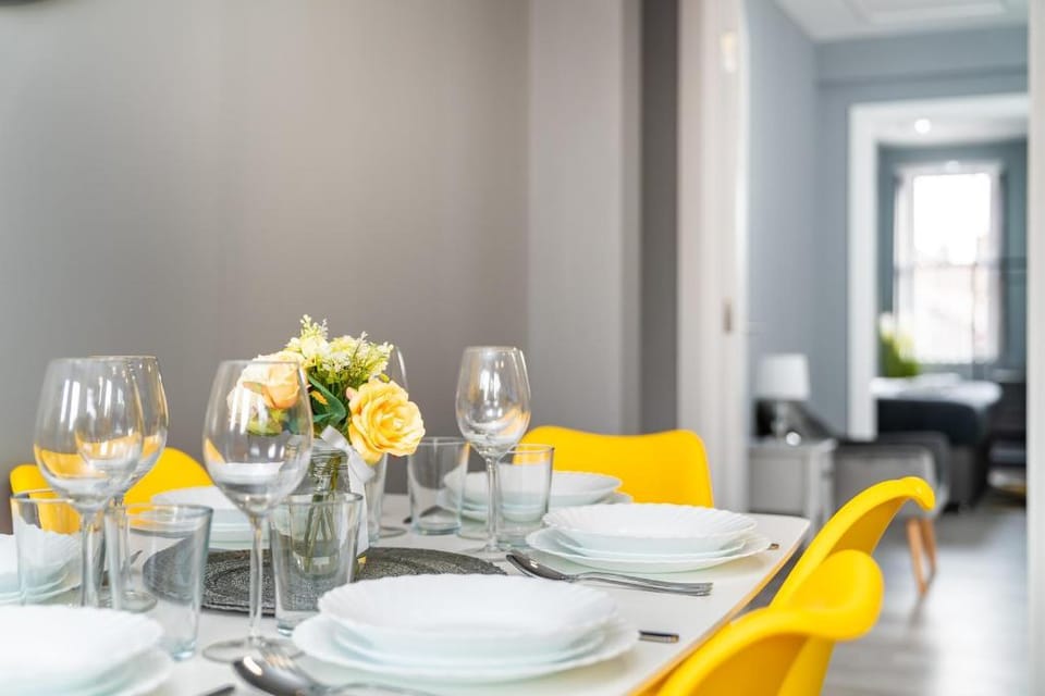 Elegant Flat Near Stonehenge, Amesbury Town Center Apartment in England