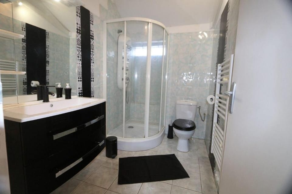 Cholet centre Appart climatise parking 6 personnes Apartment in Pays de la Loire